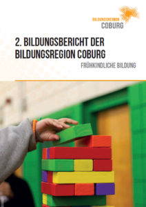 Hier wird das Cover des zweiten Bildungsberichtes der Bildungsregion Coburg gezeigt mit der Unterüberschrift "Frühkindliche Bildung". Es ist ein Turm aus verschiedenen farbigen kleinen Hölzern dargestellt, die abwechselnd drei von links nach rechts und von vorne nach hinten übereinander gelegt werden.