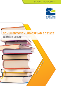 Hier wird das Cover des Schulentwicklungsplanes 2021 / 2022 des Landkreises Coburg gezeigt. Es besteht aus zehn übereinander liegenden Schulbüchern, die rechts von einem gelben Rahmen umfasst werden, in dem sieben weiße Sterne in einer Reihe angeordnet sind.
