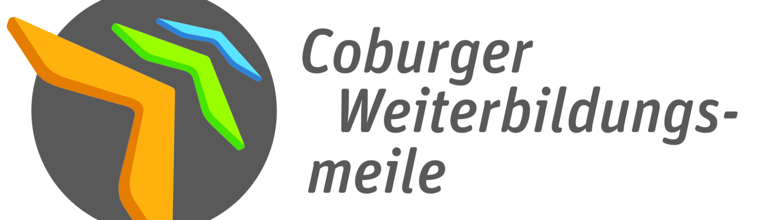 Das Logo der Coburger Weiterbildungsmeile besteht aus einem grauen Kreis im Hintergrund, in dem drei Größerzeichen in den Farben orange, grün und blau in Richtung rechts oben zeigen. Rechts daneben steht der Schriftzug: Coburger Weiterbildungsmeile in grauen Buchstaben.