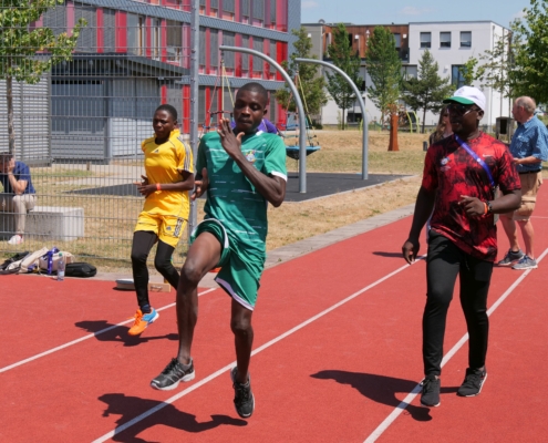 Mehrere togolesische Sportler laufen sich warm.