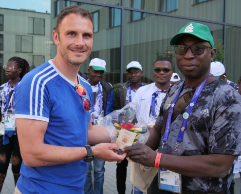 Einem der Sportler aus Togo wird der Coburger Mohr als Maskottchen überreicht.